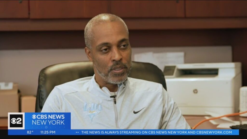 rod strickland coaching his two sons at liu brooklyn 1